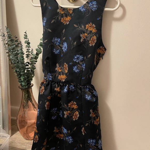 Floral backless dress - Picture 2 of 4